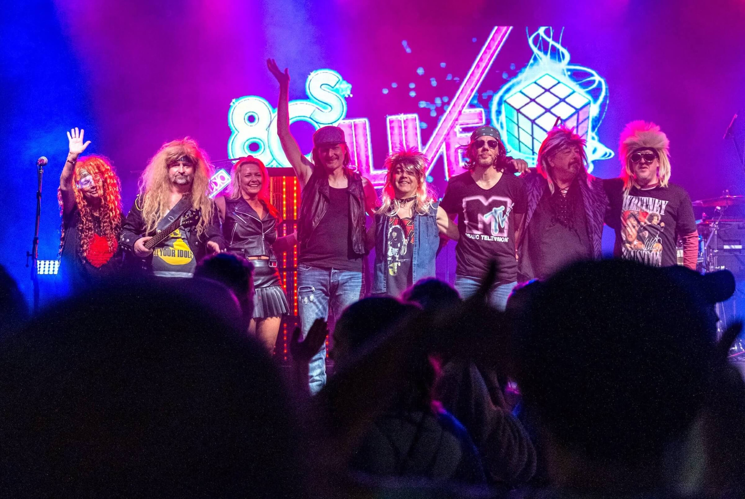 „80sALIVE“ die 80er-Jahre Legenden-Tribute-Show Der Showact mit Retro-Flair wird moderiert von „Mickie Sixx“. Eine „Back to the 80s“ Party im Originallook der Stars, zum mitsingen, mittanzen, voller Glücksgefühle!: „80s ALIVE ist wie eine Zeitmaschine, die in Sekunden wieder alte Erinnerungen erweckt!“  BAND 80S TÄNZER Live moderiert Tributeband Booking Stadtfeste Falco, Queen, Madonna, Nena, AC DC, Kiss, Bon Jovi, Foreigner, Tina Turner, Journey, Prince, Scorpions, Depeche mode, Liveband professionell, rock ndw new wave soul, Hitparade Charts.