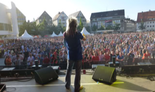 Bilder Galerie - 80s Alive - 80er Jahre Live Fotos Moderator großes Publikum Schwörmontag - 80s Tribute Show Coverband buchen